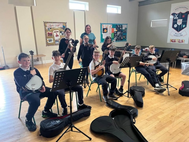 Our senior classes are making great progress with our traditional music groups! 🎶 It’s wonderful to see their skills and confidence growing under Anita’s guidance. We are so lucky to have Anita sharing her knowledge and passion for music with our pupils! 💚🎻
